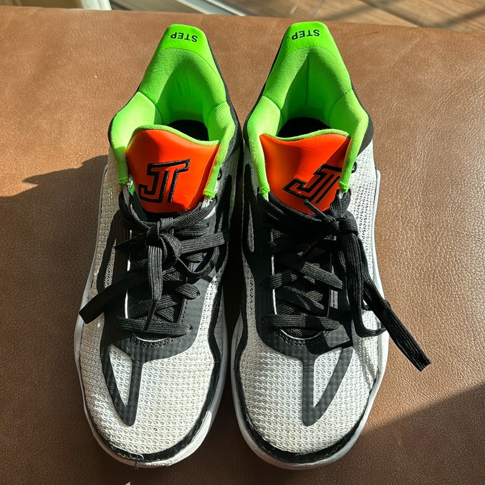 Air Jordan basketball shoes, size 6Y.